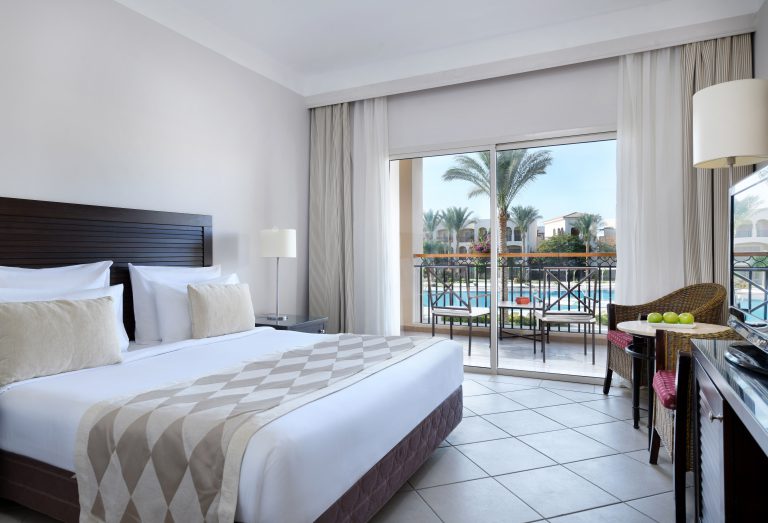 Superior Queen bed -pool view